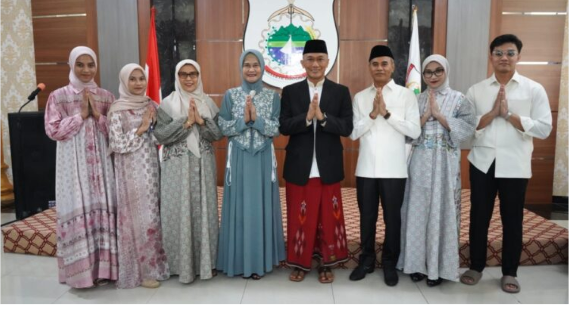Momen Idul Fitri, Kepala Inspektorat Sulbar Bersama Keluarga Silaturahmi dengan Pj Gubernur dan Sekprov